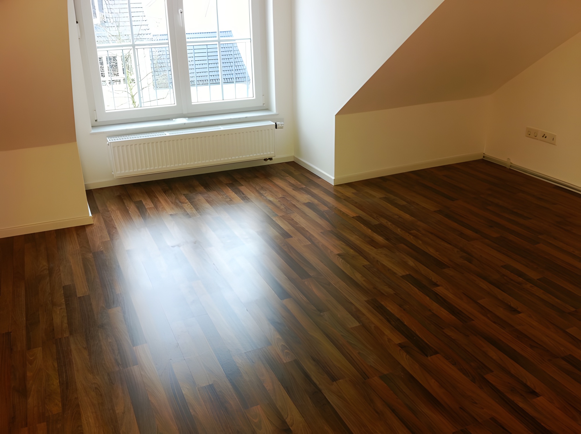 Laminat Nussbaum mit weißen Sockelleisten