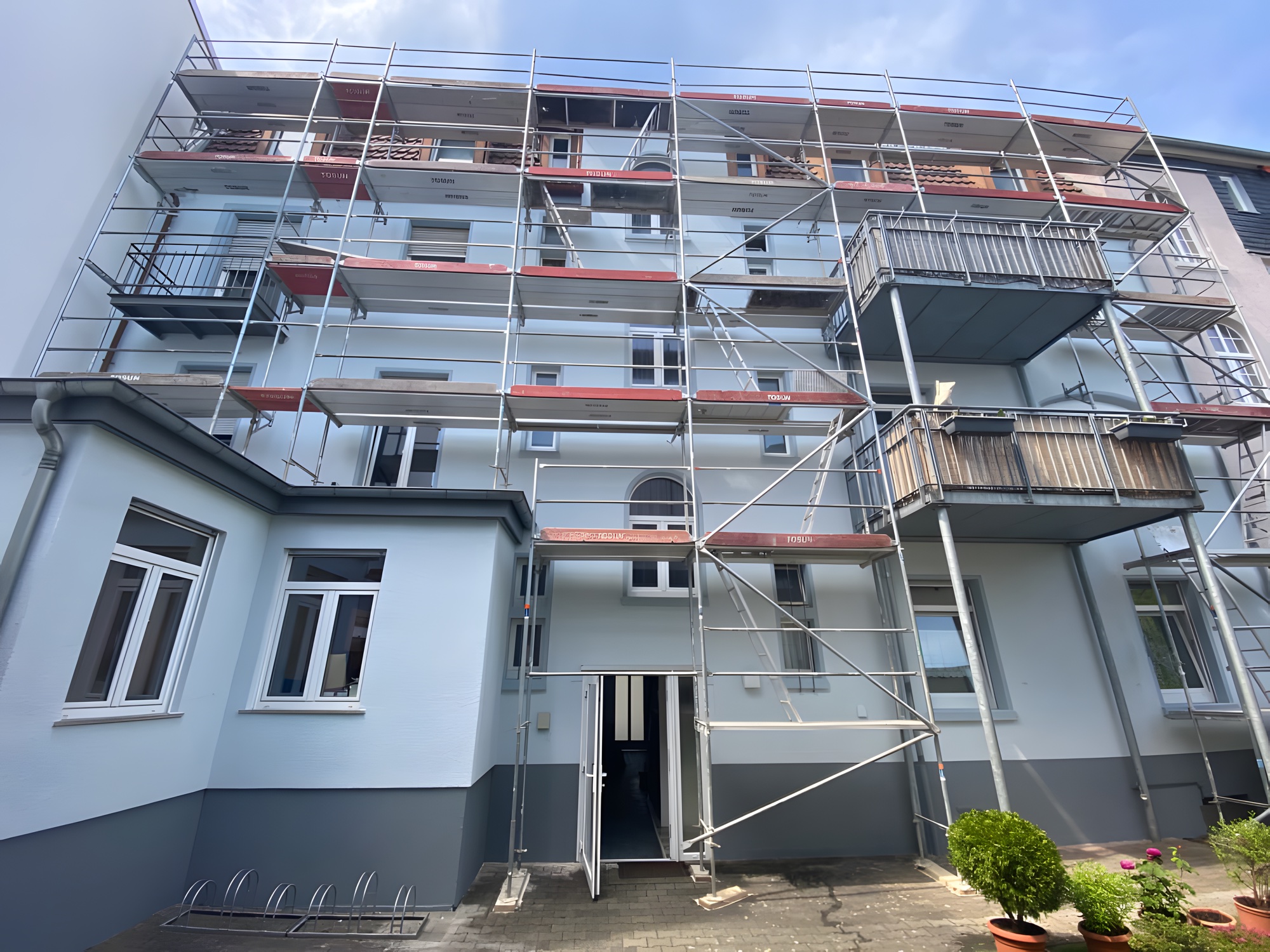 Fassadensanierung am Mehrfamilienhaus – im Gerüst