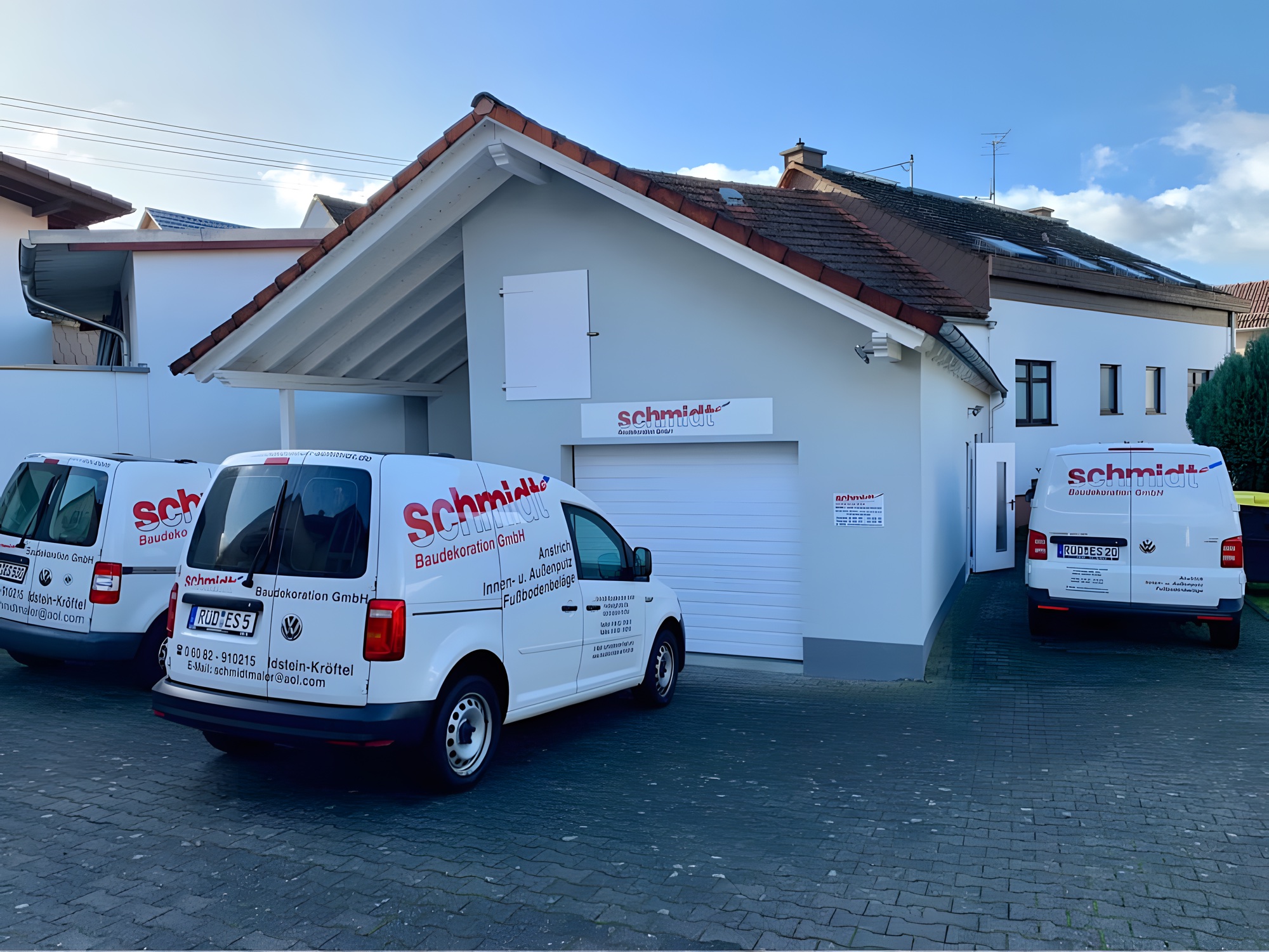 Firmensitz von Schmidt Baudekoration in Idstein-Kröftel mit Firmenfahrzeugen