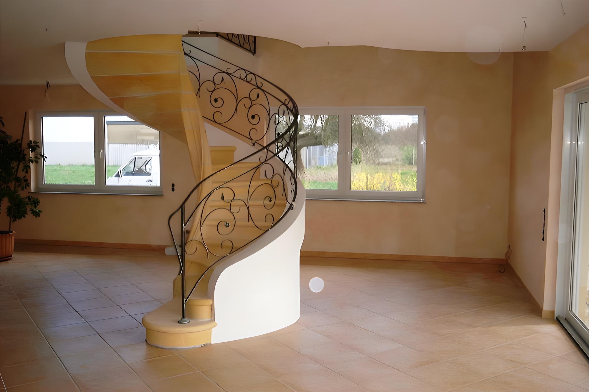 Wohnraum mit Wendeltreppe – Wände und Decken