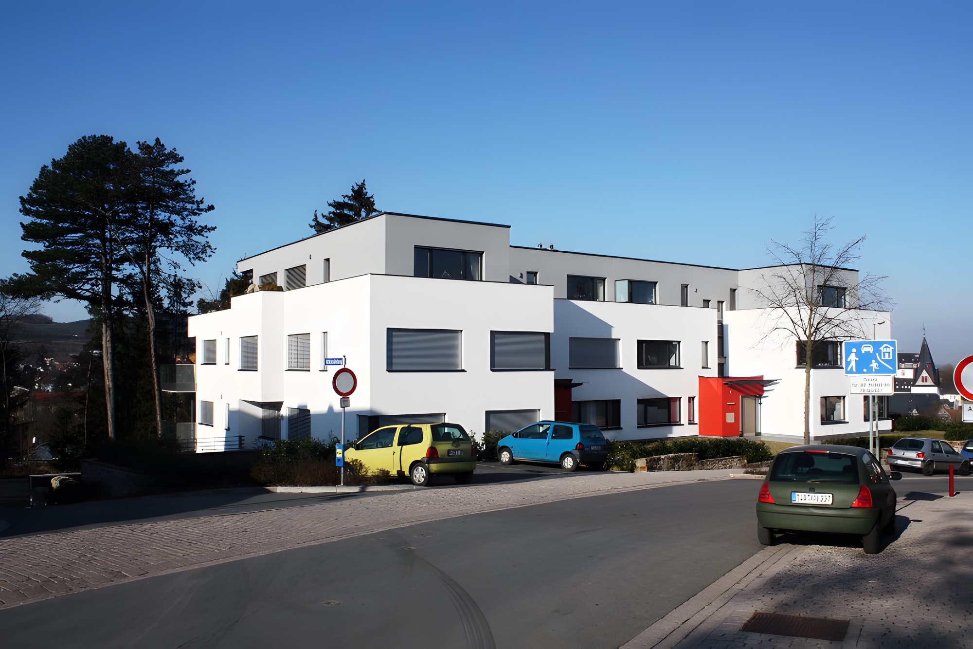 Mehrfamilienhaus: Dämmung, Putz und Anstrich