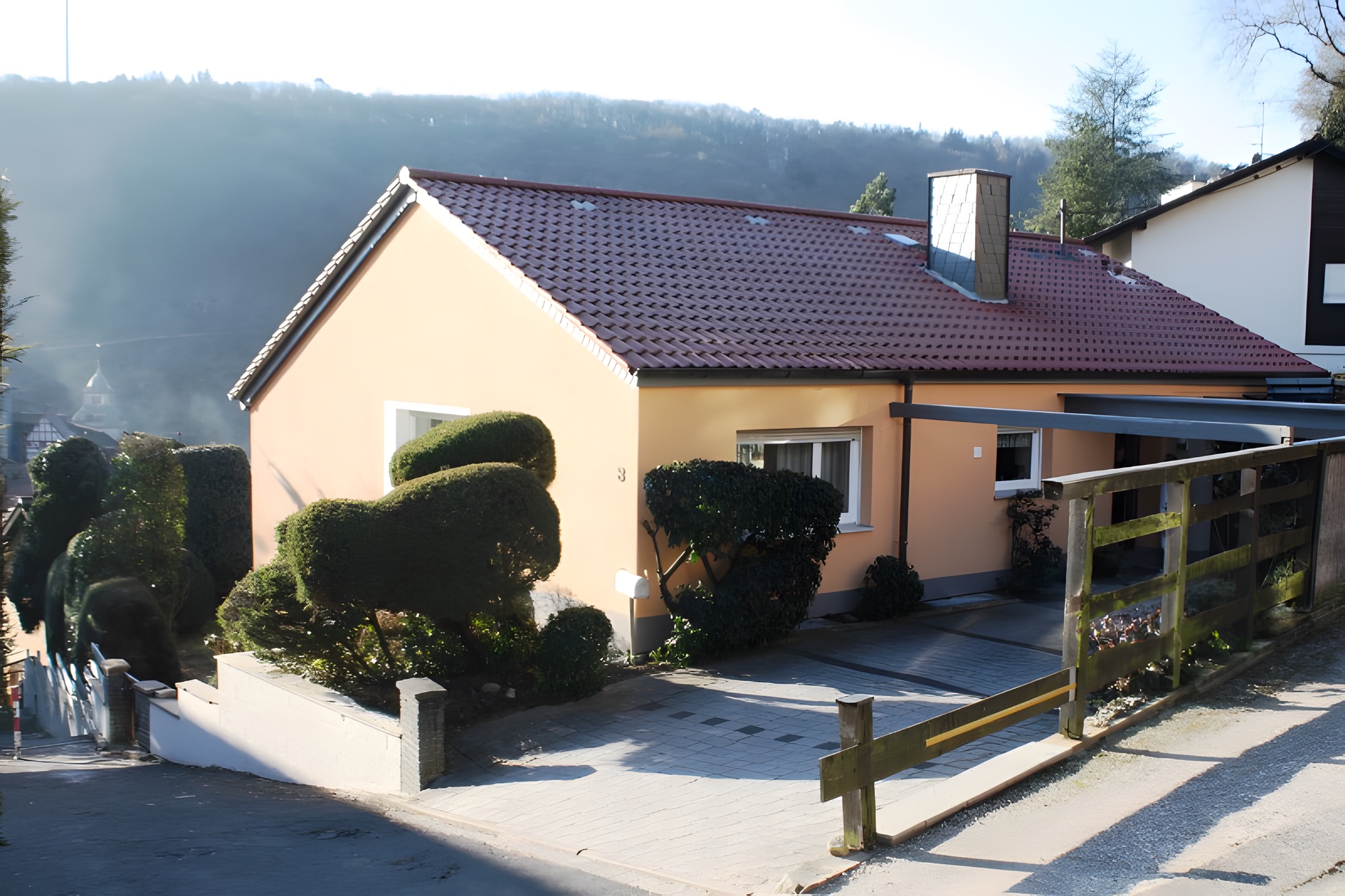 Einfamilienhaus mit warmem Fassadenton