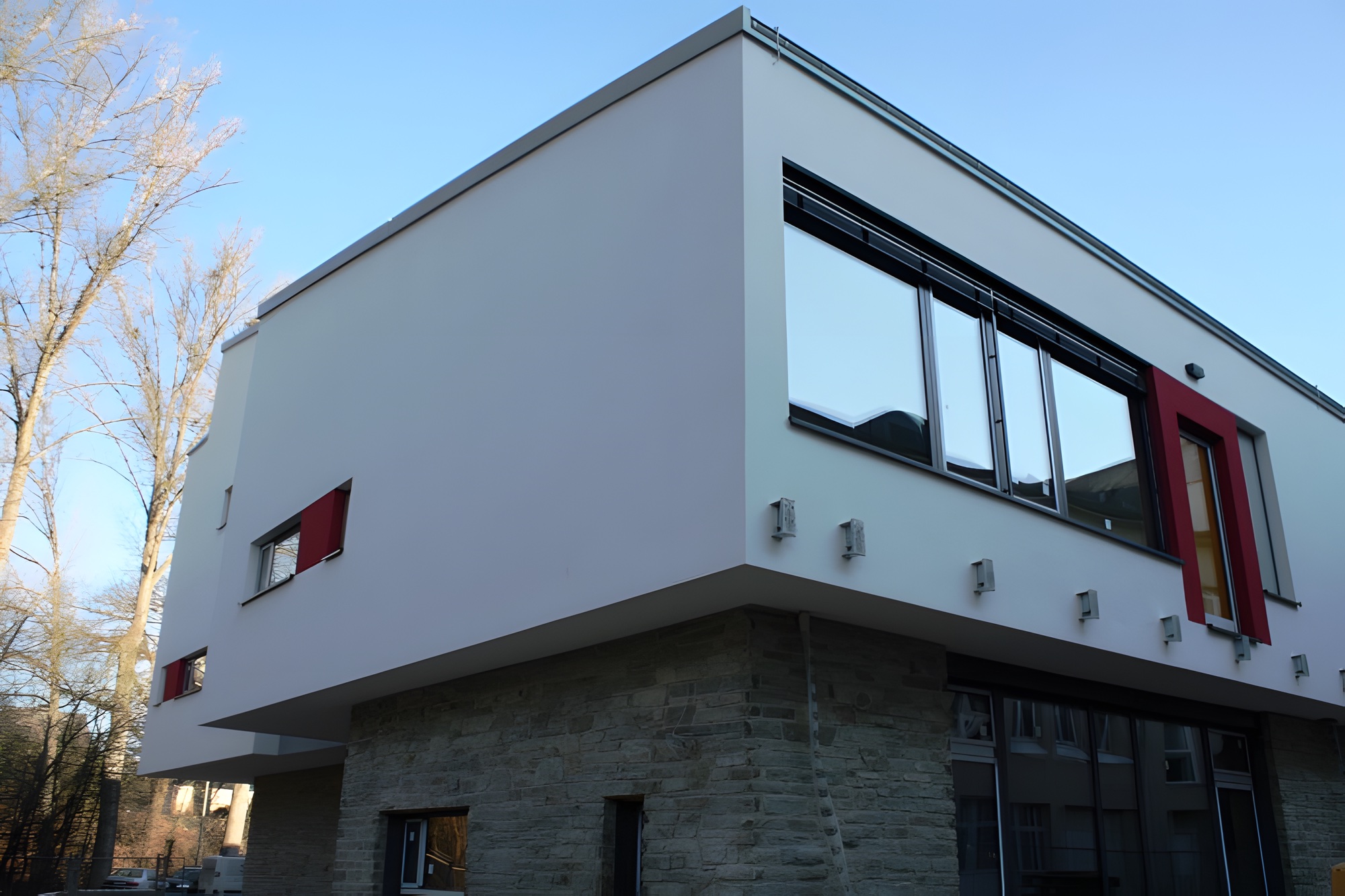Moderner Kubus mit heller Putzfassade
