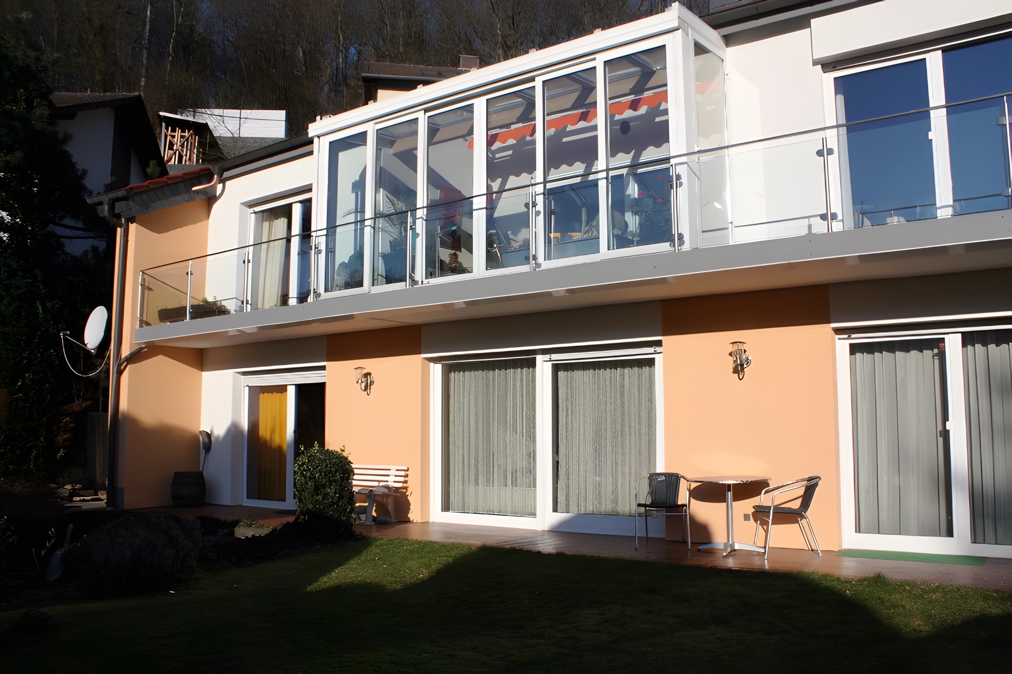 Wohnhaus mit Glasbalkon und Ockerton