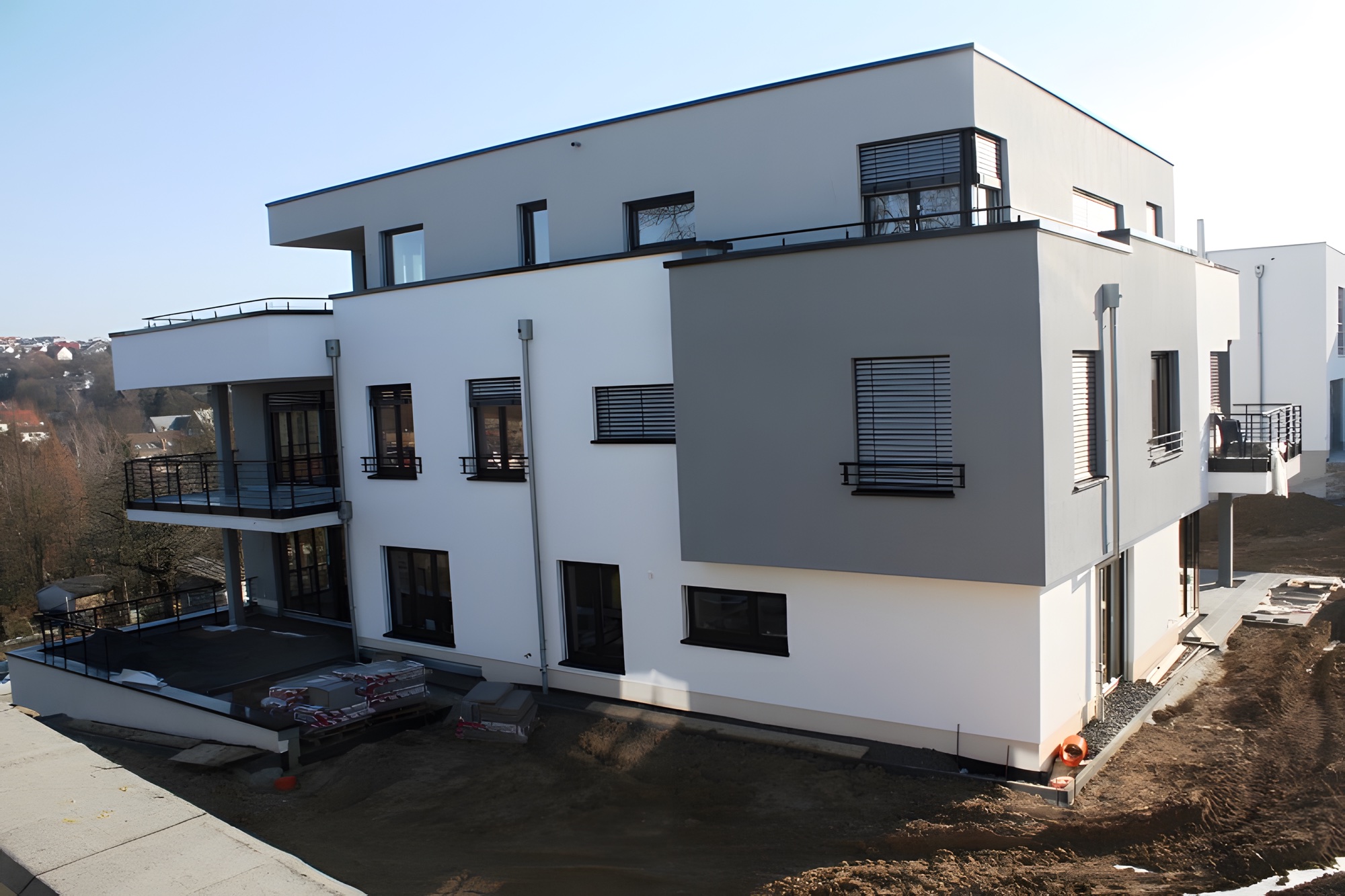 Dreigeschossiger Neubau, Weiß und Anthrazit